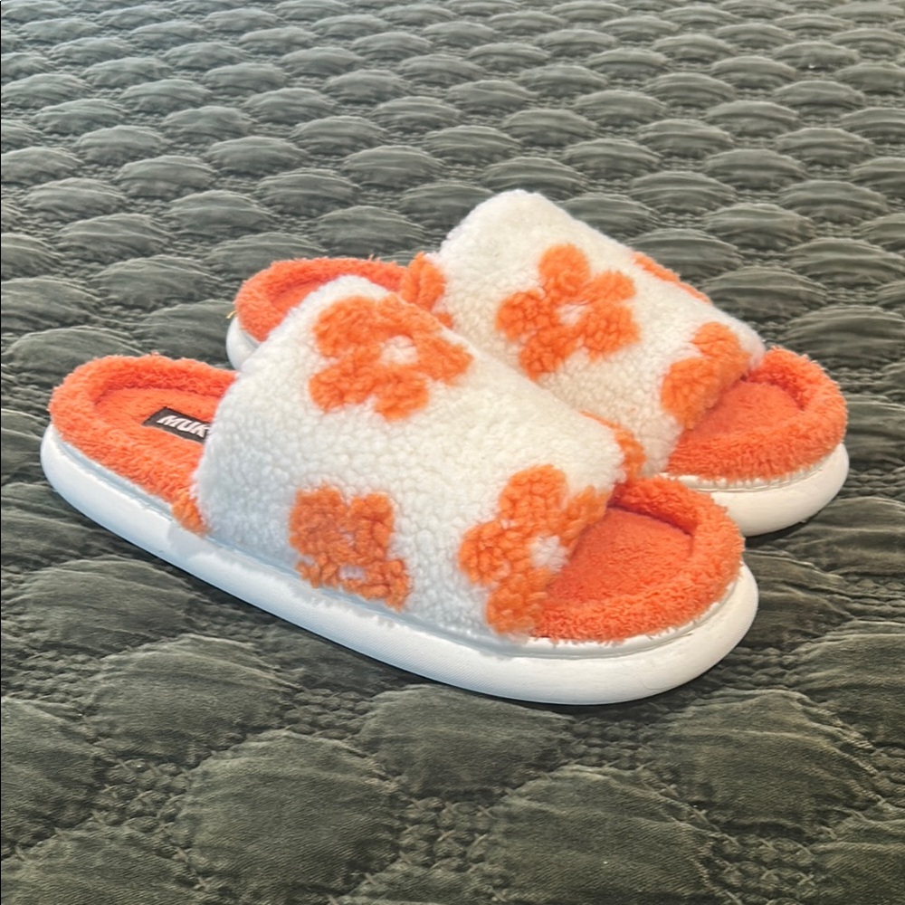 Muk Luk Marsai slippers fluffy orange and white